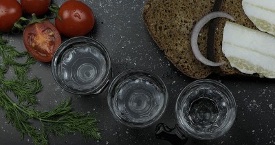 用小酒杯喝伏特加。表面与零食。视图从上