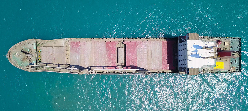 海上吸泥船。自上而下航拍图像