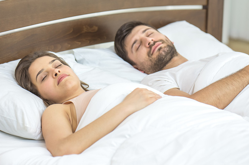 睡在床上的夫妇