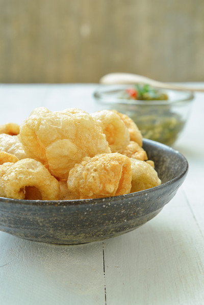 猪皮，也被称为chicharon或chicharrones，油炸猪皮和Nam Prik Num(泰国