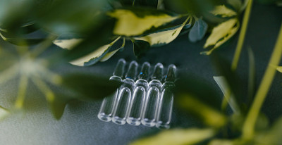 注射用透明玻璃安瓿，内装药物。