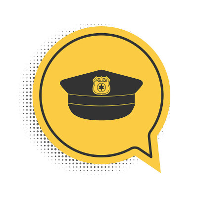 黑色警察帽与帽徽图标孤立在白色背景。警察的帽子的迹象。黄色语音气泡符号。向量