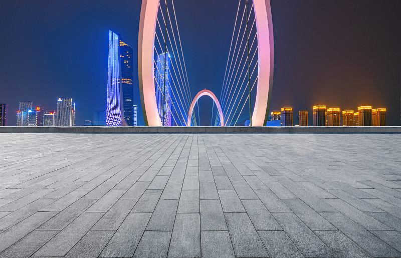 空旷的广场地板和南京城市风景，中国