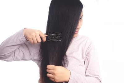 女性对洗发水过敏会导致脱发和头皮屑。