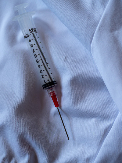 10ml注射器在白色外套上