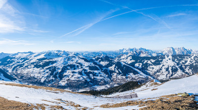 在滑雪胜地阿尔卑斯山美丽的山景。