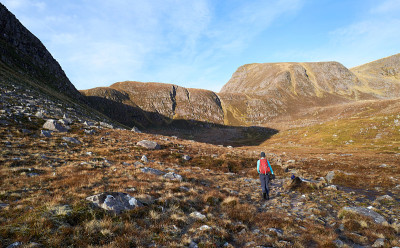 一个徒步旅行者穿过Coire na Sleaghaich走向Slioch的顶峰