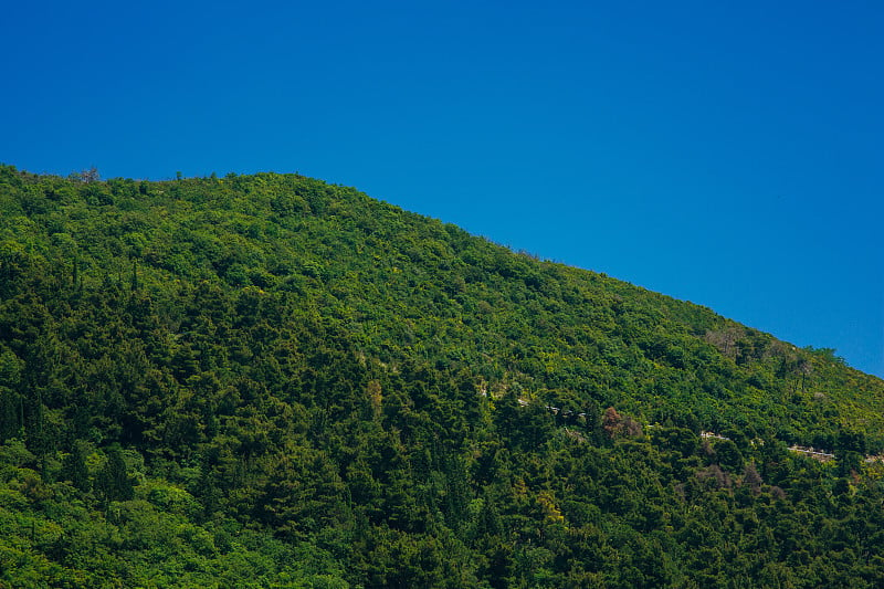 黑山的科莫维山。太阳落山时，雾落在山上