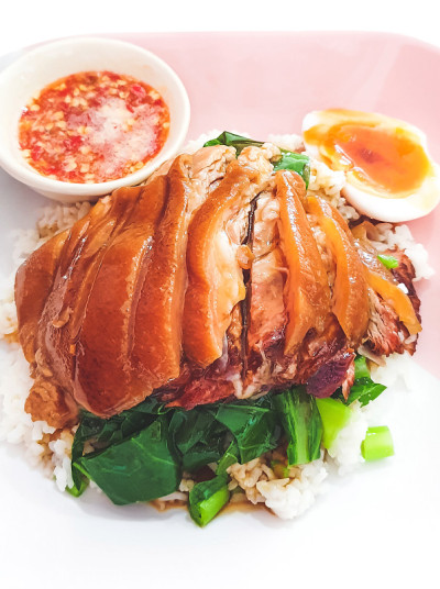 红烧猪肉配蔬菜，煮鸡蛋和米饭，中国菜