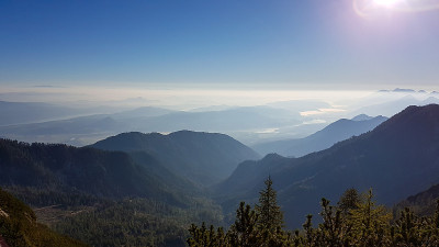 米塔斯科格尔-从米塔斯科格尔在奥地利阿尔卑斯山的方式笼罩的山谷的全景。晴天