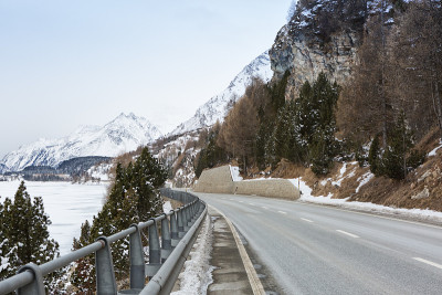 阴天的冬天，瑞士阿尔卑斯山的山路。Val Bregaglia，格劳宾登州，瑞士。