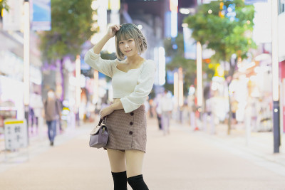 一名年轻女子晚上在东京摆造型