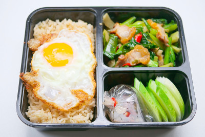 泰国午餐盒-脆肉饭，芥蓝和鸡蛋
