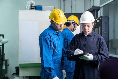 亚洲团队维修工程师工人在工厂工作机器的肖像。