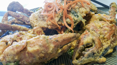 大泥蟹在咸蛋黄炒盘，作为一种餐饮理念