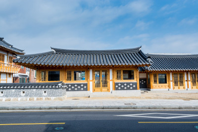 韩国水原市的传统建筑，位于水原市的传统地标华城要塞附近。