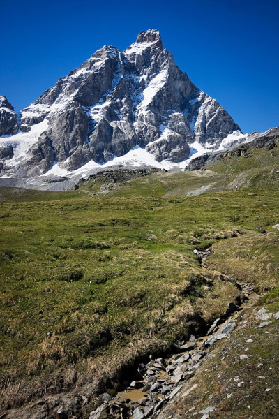 阿尔卑斯山上马特洪峰的全景