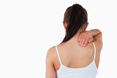 女性颈部疼痛患者的后视图