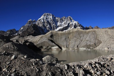 位于悟空山谷的冰川湖和山脉