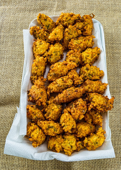 在吸水纸上煎饭团。炒饭团又名bolinho de arroz在巴西。