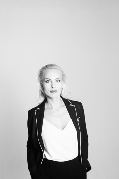 一个穿黑裙子的金发女人的肖像