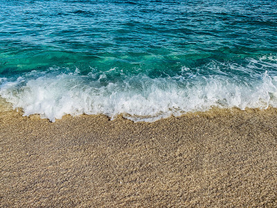 绿松石般的海浪拍打着海滩