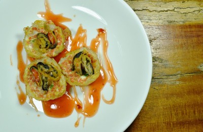 泰国甜肉烤贻贝椰子奶油热蛋糕叫Kanom Krok