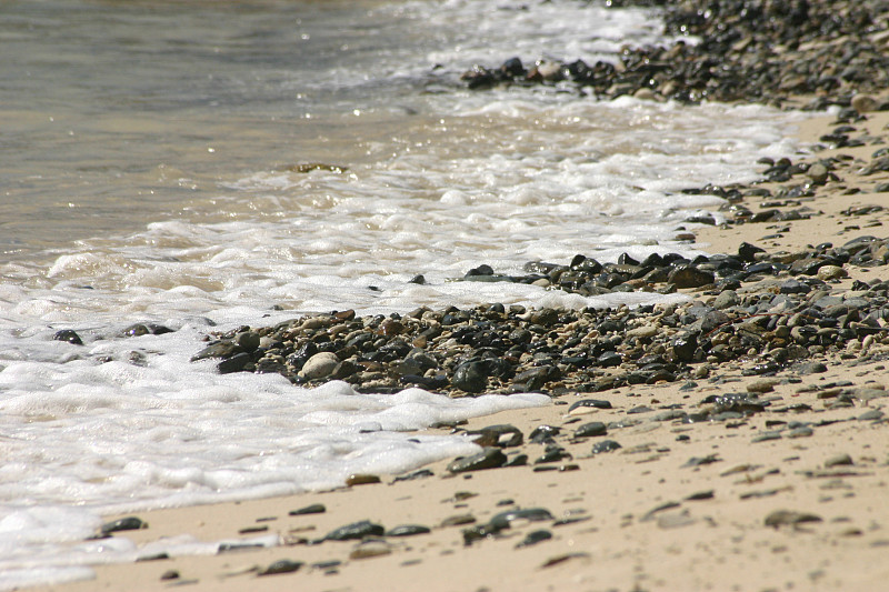 多岩石的海岸线