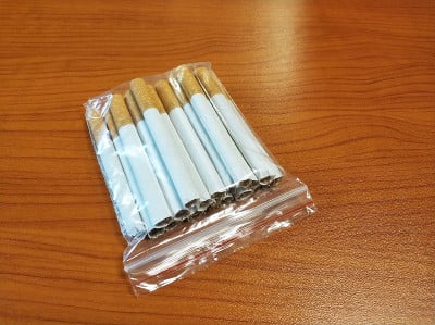 木桌上的透明香烟包装
