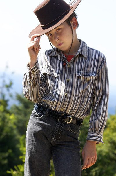乡村男孩脱帽致意