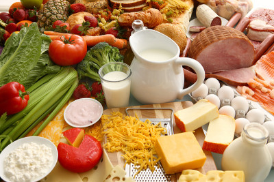 大桌子上摆满了各种食物