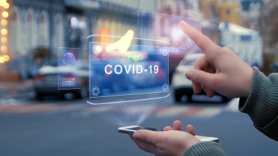 女性手互动HUD全息图与文本COVID-19