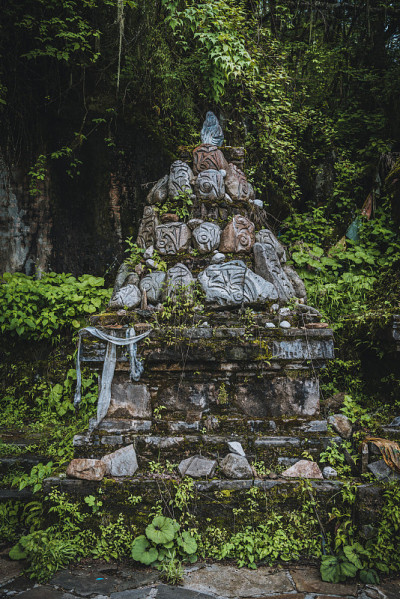 中国四川海螺沟东嘎寺的佛塔塔。藏传佛教佛塔