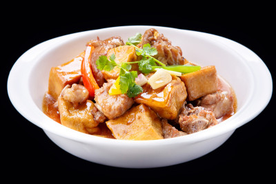 豆腐煮排骨，孤立在黑色背景