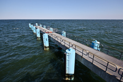在码头上。在Rügen，粉笔悬崖，海滩，海岸和沐浴胜地宾兹度过美好时光。