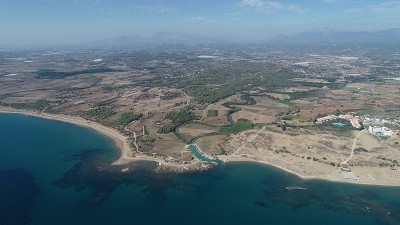 鸟瞰图/“Belek”旅游设施和“Acisu”溪流/安塔利亚-土耳其