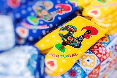在葡萄牙波尔图出售的各种传统葡萄牙纪念品。
