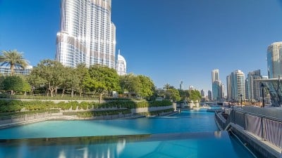在迪拜市中心跳舞喷泉附近的瀑布，阿联酋