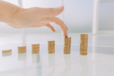 关闭了。商人在玻璃桌上堆放硬币