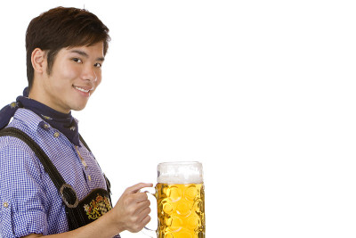 微笑的亚洲人手持啤酒节啤酒杯(Mass)