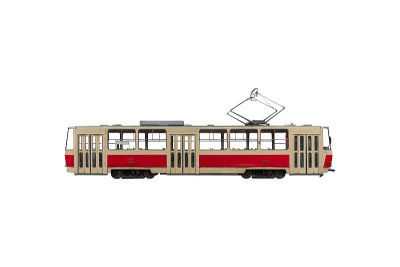 红色电车Tatra T5与白色电车隔离。