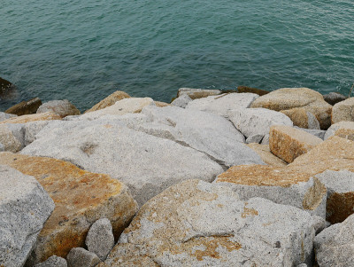 湛蓝的大海里的巨石和海浪