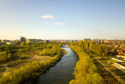 伊凡诺-弗兰克夫斯克市鸟瞰图，乌克兰，Bystrytsia河和高层住宅楼正在建设的距离。