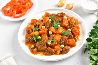 土豆和胡萝卜炖牛肉