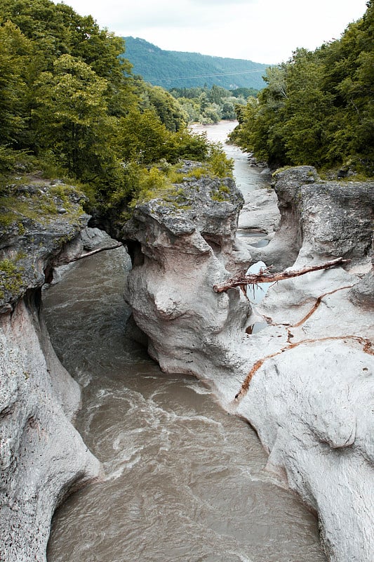 山河在峡谷中。