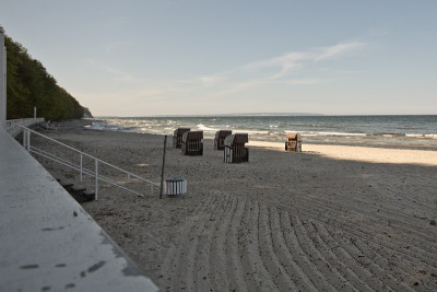 在沙滩上。在Rügen，粉笔悬崖，海滩，海岸和沐浴胜地宾兹度过美好时光。