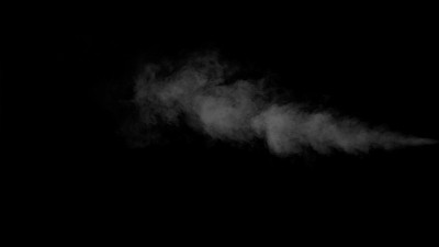 白色的水蒸气在黑色的背景