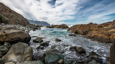 礁湖在岩石海岸上