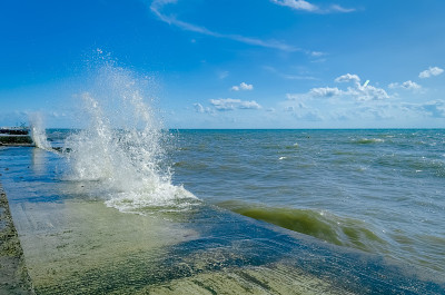 黑海上溅起的浪花。