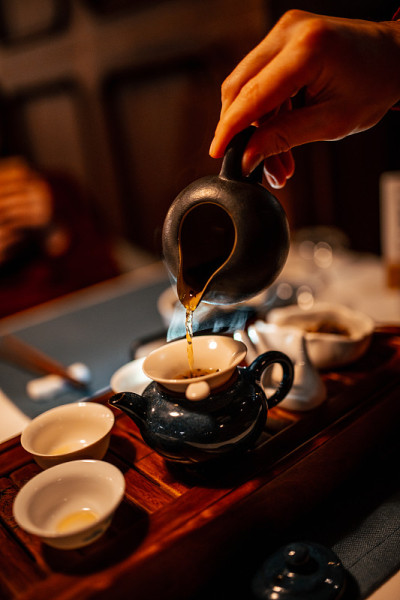 中国茶道。茶，手和茶壶的特写。自然光线